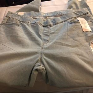Levi’s Pull On Shapely jeans Waist 38. Brand new!